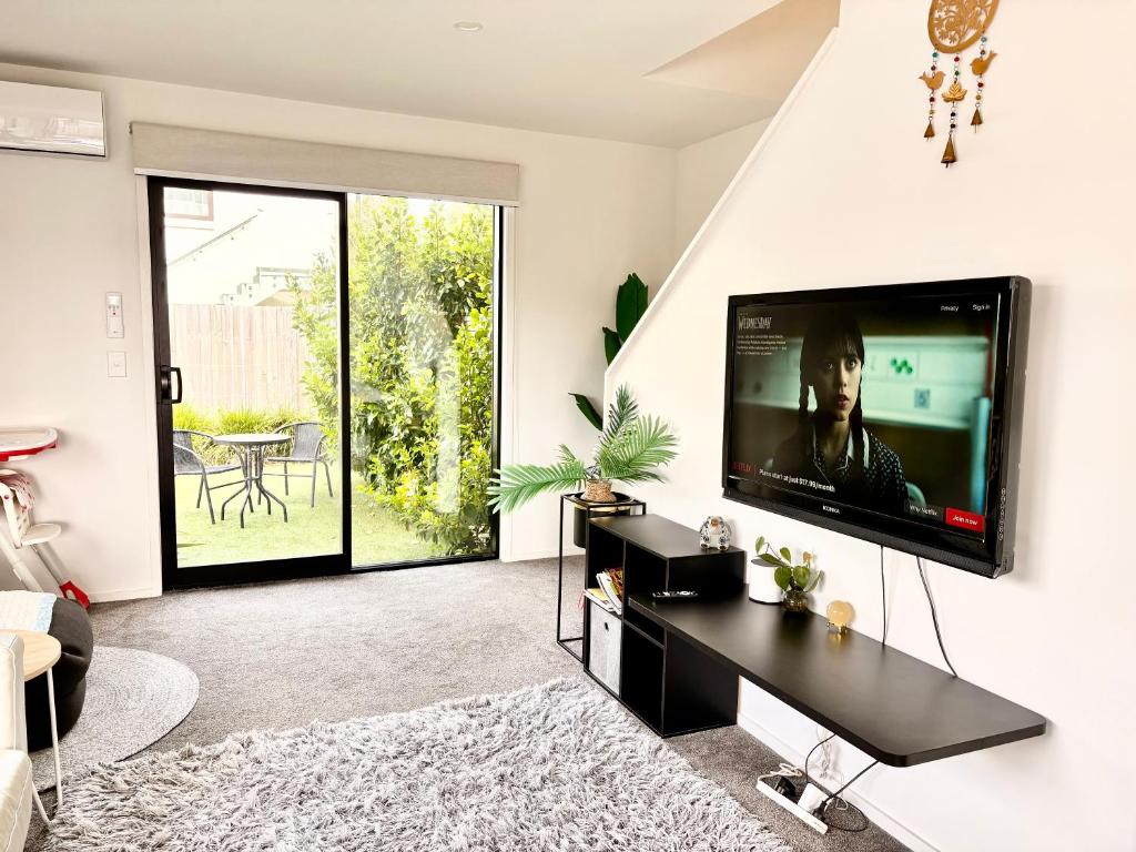 Near Stadium and railway station 3 beds 1 bath townhouse with Car Park onsite - Resim 16