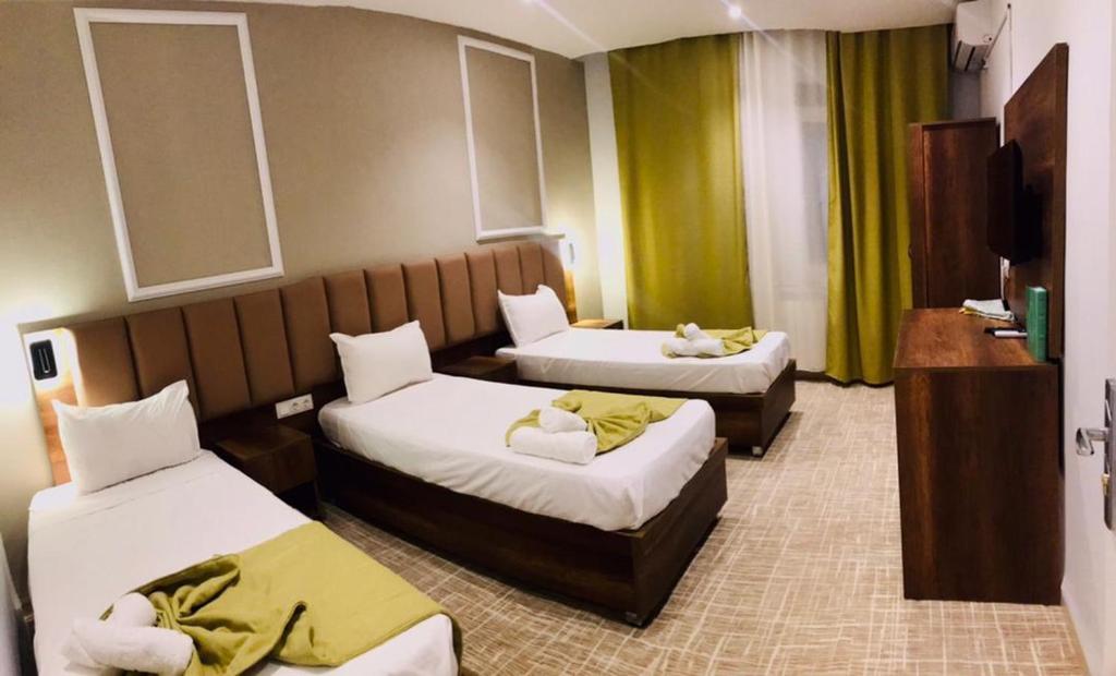 Una habitación de hotel con dos camas y un televisor. en Résidence touristique marcadal, en Fort de lʼEau