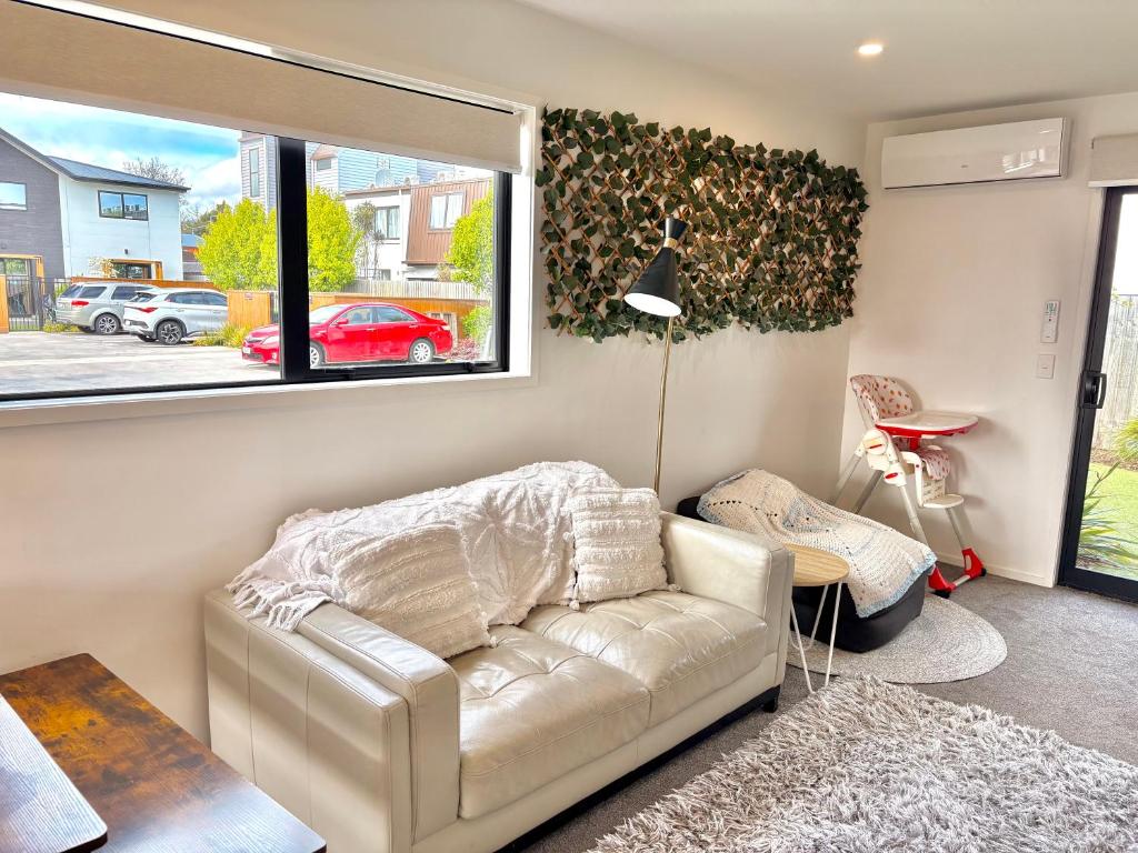 Near Stadium and railway station 3 beds 1 bath townhouse with Car Park onsite - Resim 13