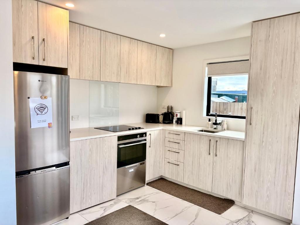 Near Stadium and railway station 3 beds 1 bath townhouse with Car Park onsite - Resim 19