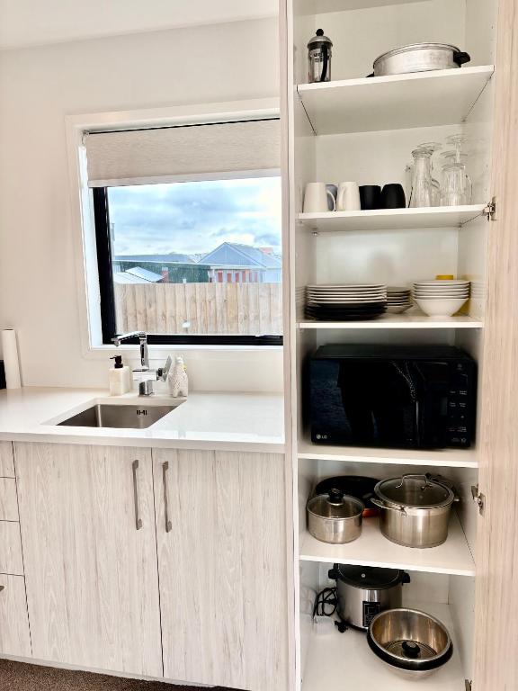 Near Stadium and railway station 3 beds 1 bath townhouse with Car Park onsite - Resim 7