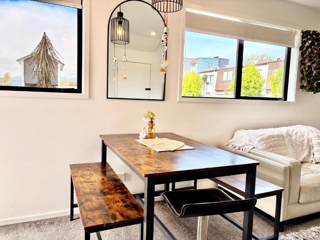 Near Stadium and railway station 3 beds 1 bath townhouse with Car Park onsite - Resim 14