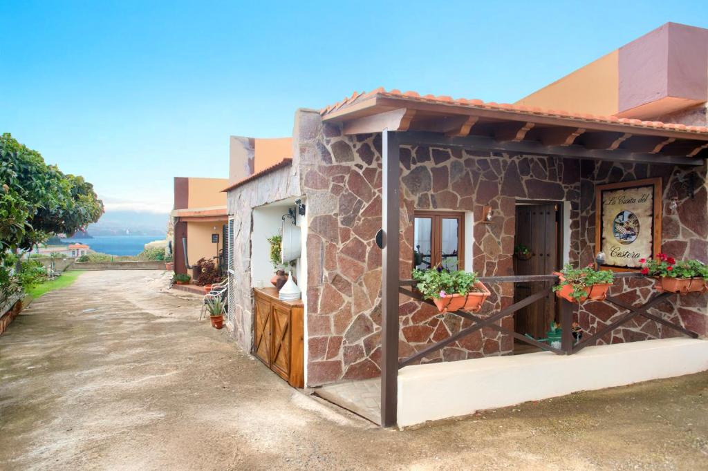 een stenen huis met uitzicht op de oceaan bij La Casita Del Cestero in Adelantado