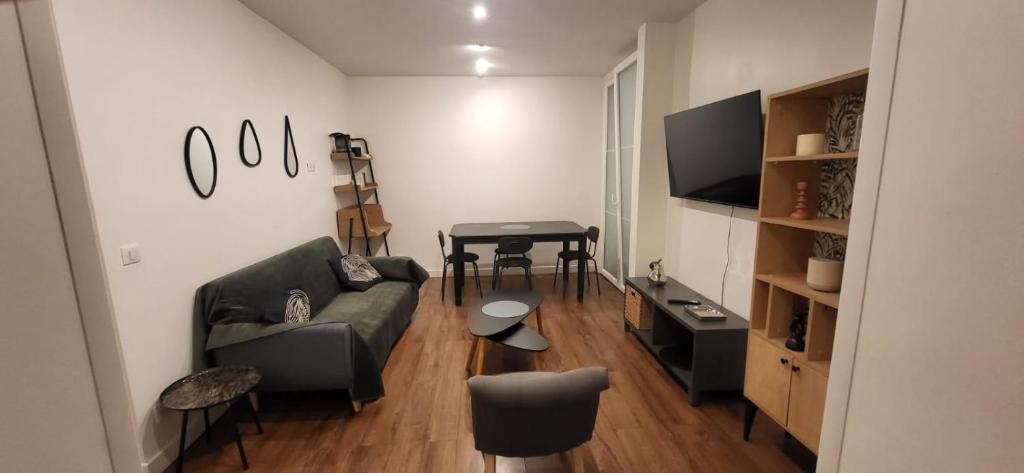 Et tv og/eller underholdning på Appartement moderne avec cour extérieure Villemomble F3 59m2