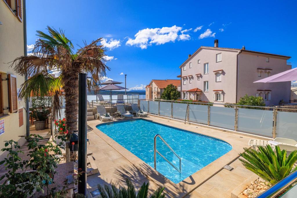 einen Pool auf dem Balkon eines Gebäudes in der Unterkunft Villa Ivka in Crikvenica