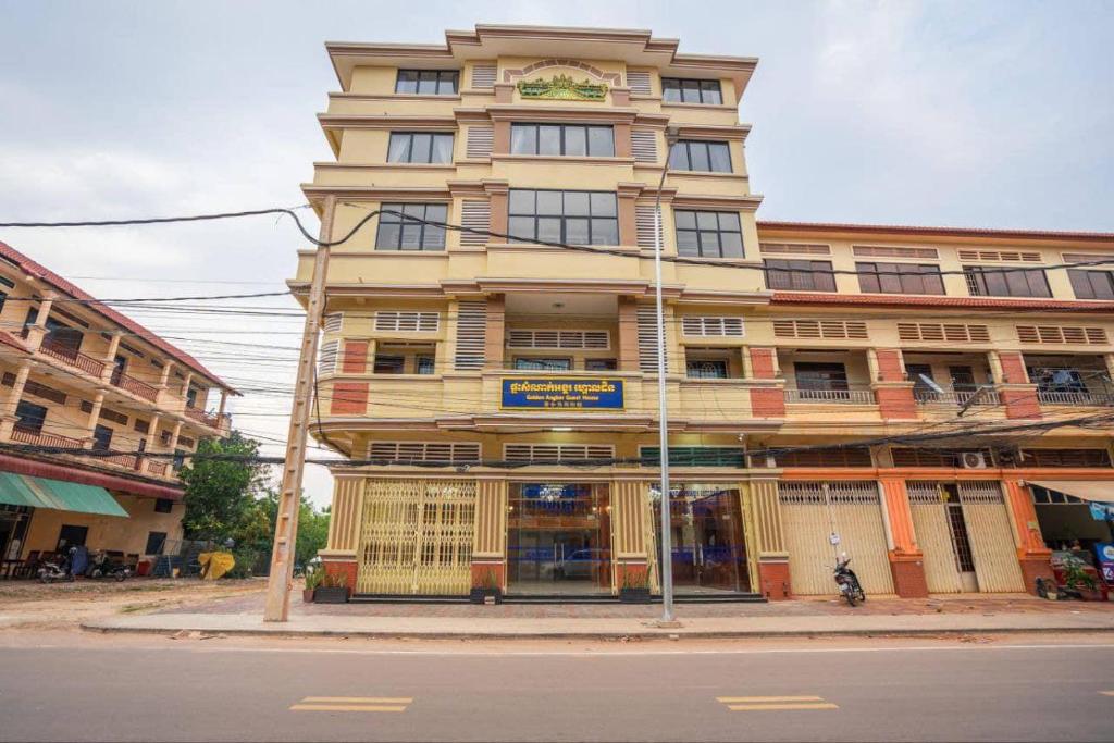 un grand bâtiment au coin d'une rue dans l'établissement Golden Angkor Guest House, à Phumĭ Trăm Néak