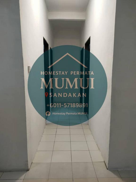 Homestay Permata Mumui في Sandakan: علامة على جدار في الردهة