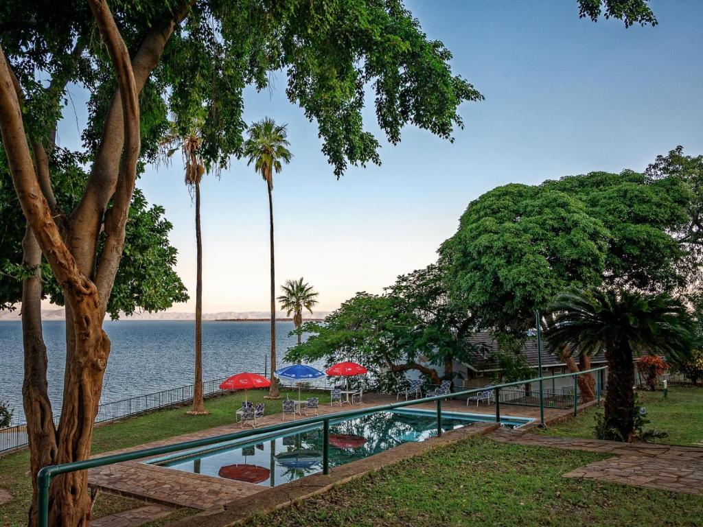 KaribaにあるCutty Sark Lodgeの傘を持った水の景色