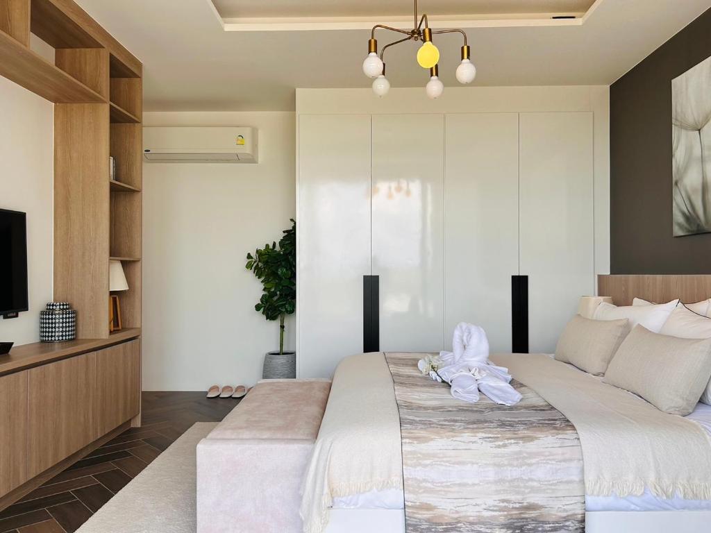 Un dormitorio con una cama grande y un televisor. en Tierra Utopia, 