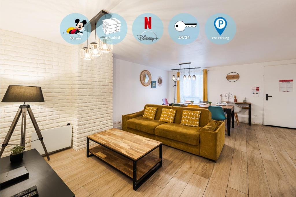 una sala de estar con un sofá y una mesa en Le Repos de la Vallée - Disney, en Magny-le-Hongre