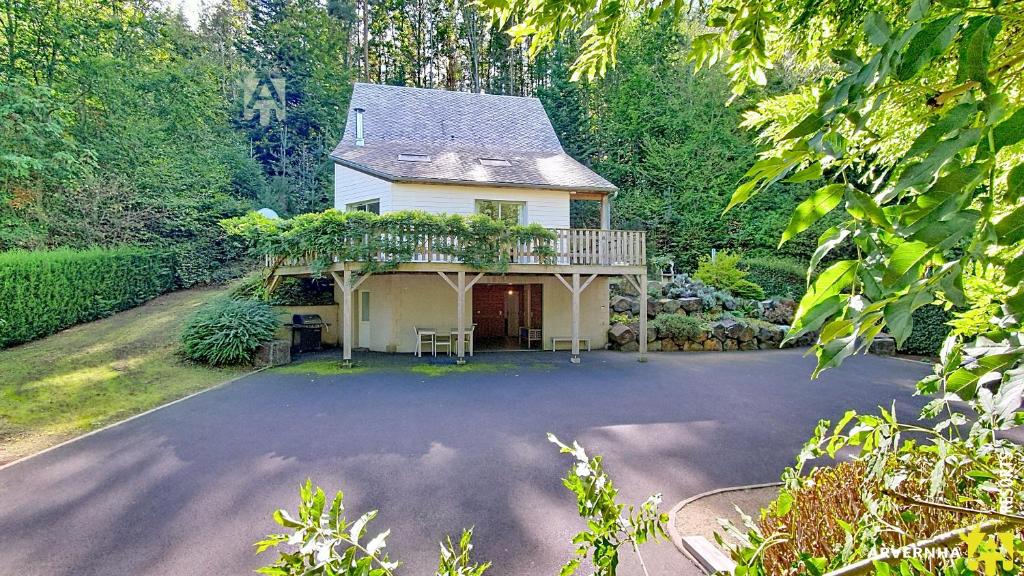 una casa con balcone e vialetto d'accesso di Chalet Flore a Murol