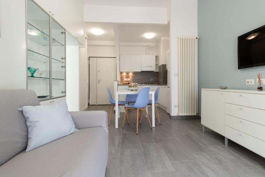 una sala de estar con un sofá y una mesa en Fellini Suite - Sea View, en Rímini