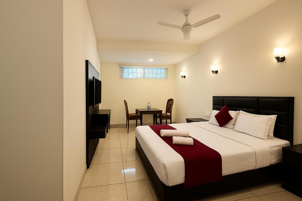 Un pat sau paturi într-o cameră la Hotel JB Residency Zirakpur Chandigarh # Large Rooms # Balcony Rooms # Top Rated