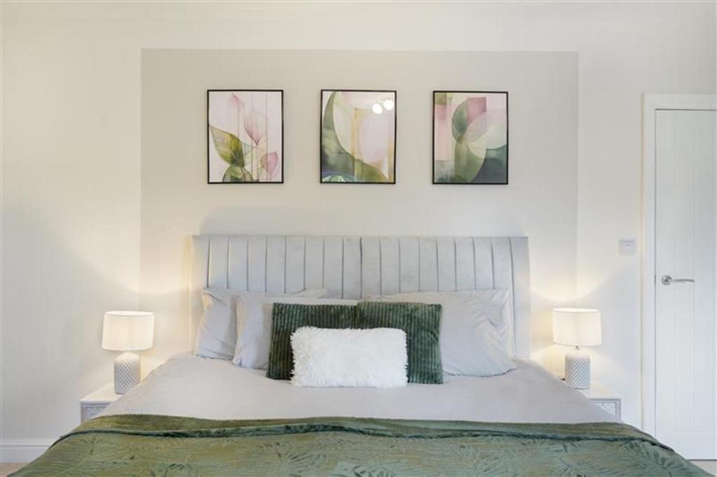 Voodi või voodid majutusasutuse Charming 5BR Bedford Home, Sleeps 7, Perfect for Contractors Stay, Near Transport toas