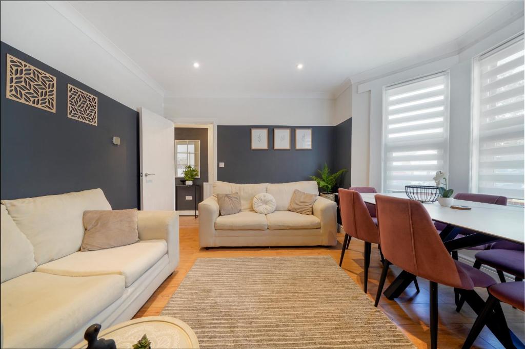 Posezení v ubytování Bright 5BR Bedford Home, Sleeps 7, Perfect for Contractors Stay, Near Transport