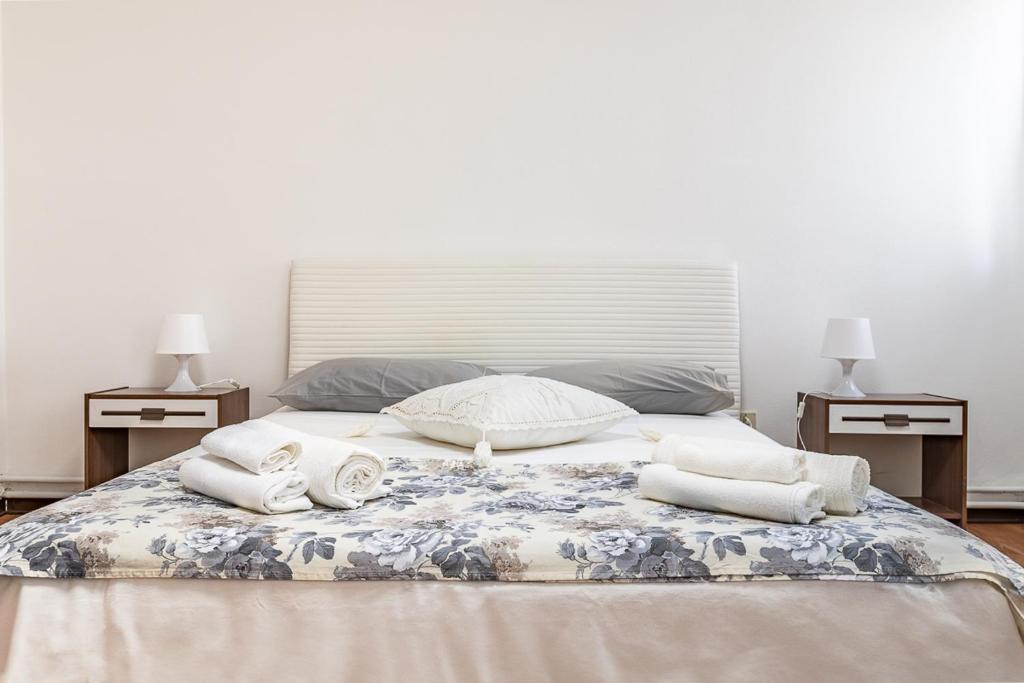 un lit avec deux oreillers et des serviettes dessus dans l'établissement Bru&Lui sweet house, à Cittadella