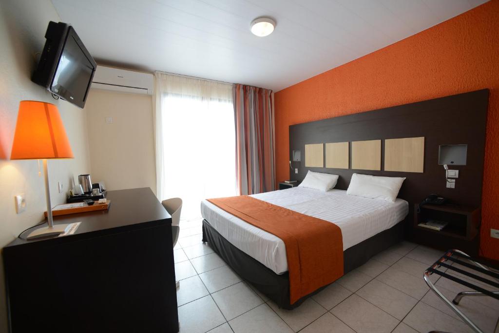 Postel nebo postele na pokoji v ubytování Central Hotel Cayenne