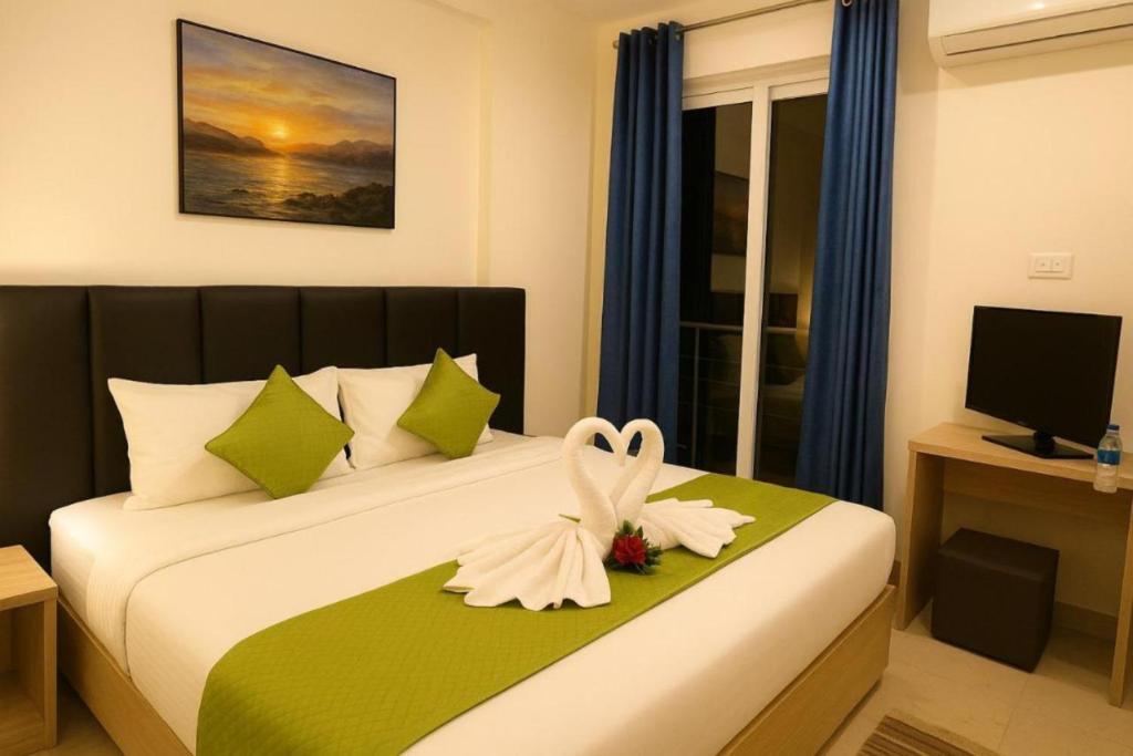 Un dormitorio con una cama con una flor. en Hotel Kanha Inn Ayodhya, en Ayodhya