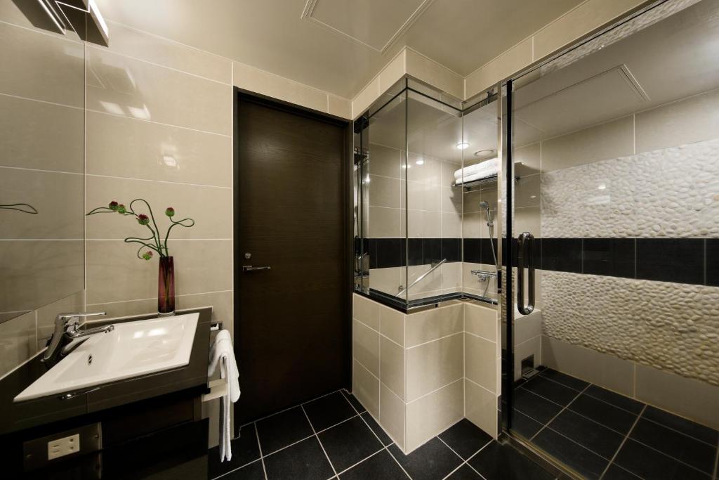 a bathroom with a sink and a shower at Grand Prince Hotel Shin Takanawa in Tokyo