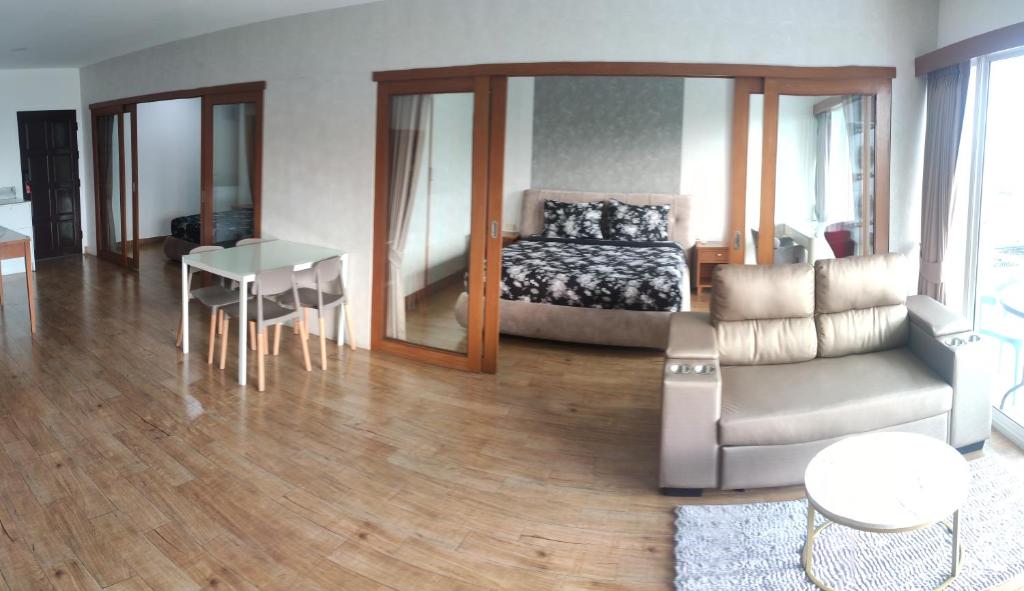 Pattaya Beach View Talay 6 by AEGEAN Suite Condo - Resim 18