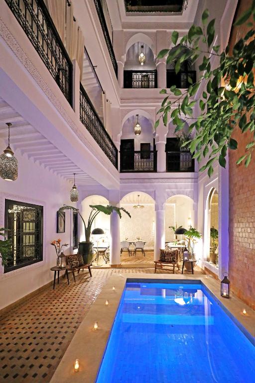 une piscine intérieure dans une maison avec un plafond dans l'établissement Riad Dar Beldia and Spa, à Marrakech