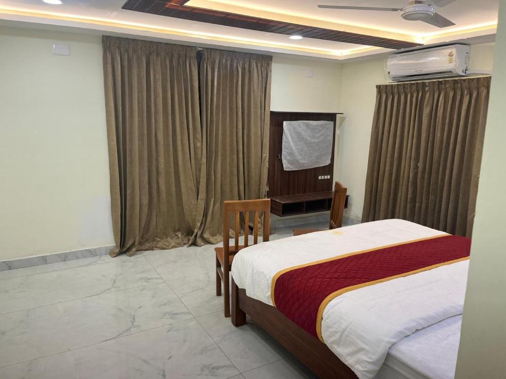 Ένα ή περισσότερα κρεβάτια σε δωμάτιο στο Aanandha Inn