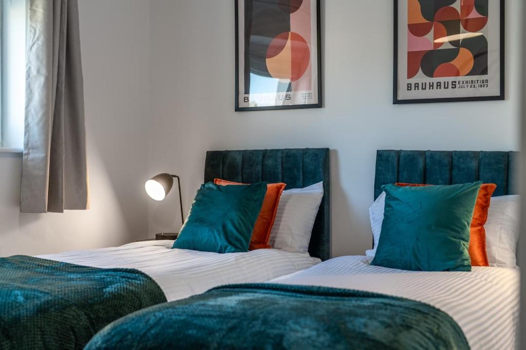 Katil atau katil-katil dalam bilik di Modern Comfort 2BR Flat for 5 Central & Quite
