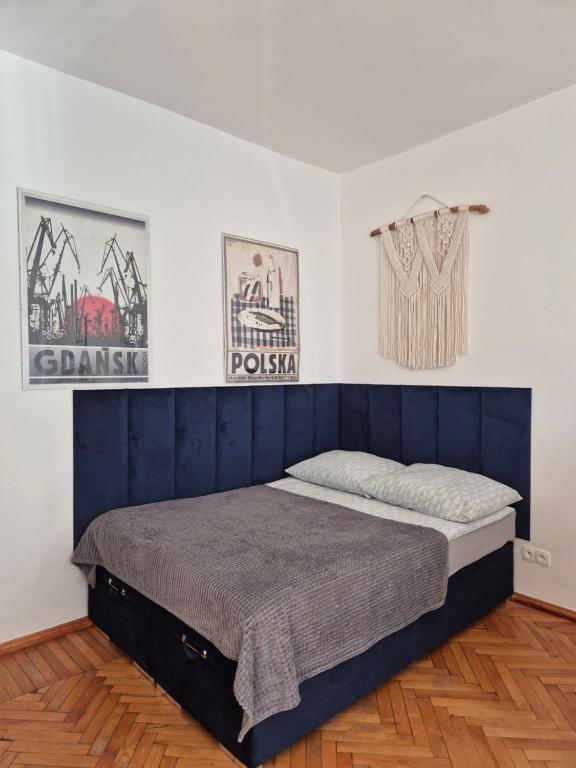 Apartment in Old Town - view of Mariacki Church - 2