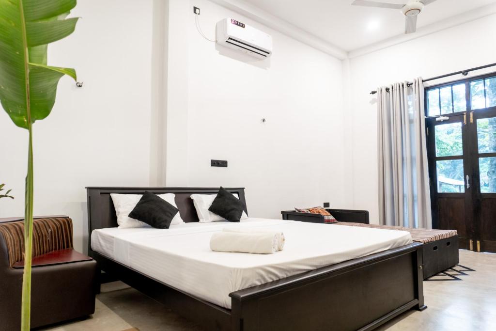 un dormitorio con una cama grande en una habitación en Juula lagoon resort Hikkaduwa, en Dodanduwa