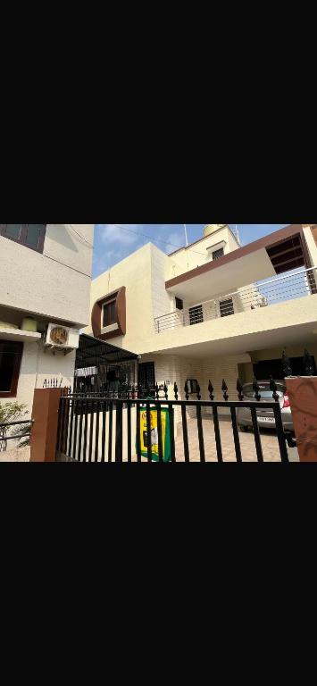 un bâtiment avec une clôture devant lui dans l'établissement Ram Niwas Villa 3 Bedroom Home, à Vadodara