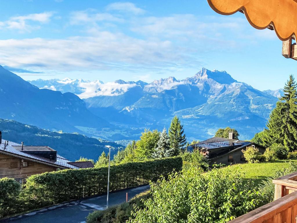 einen Blick auf die Berge von einem Haus aus in der Unterkunft Apartment Chaperon Rouge B5 by Interhome in Chesières