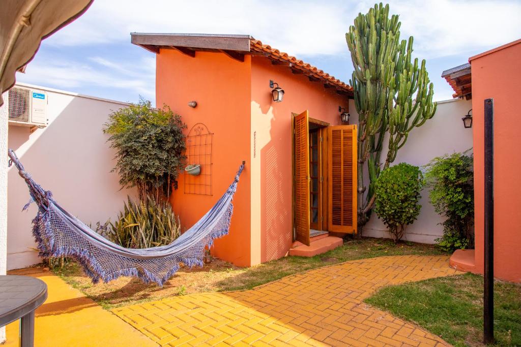 a house with a hammock in front of it at Casa da Alice in São Carlos