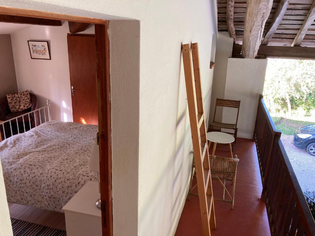 a small bedroom with a bed and a window at À Bonnefond in Montauban