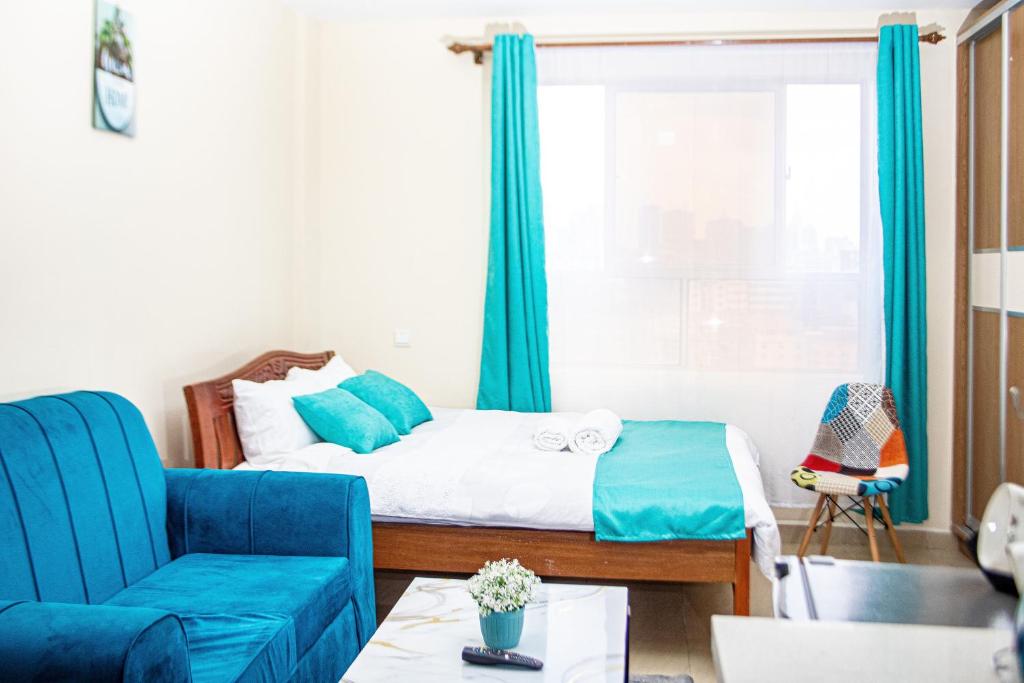 Un dormitorio con una cama y una silla azul. en Amigo Suites, en Nairobi
