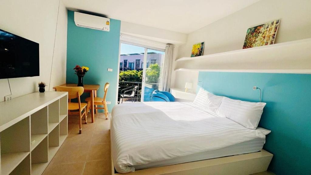 Ένα ή περισσότερα κρεβάτια σε δωμάτιο στο Near Beach Cosy Studio with Pool Replay