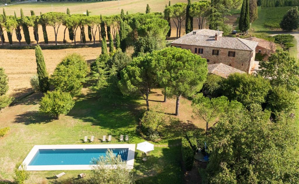 an aerial view of a villa with a swimming pool at Fattoria Belvedere alle Vigne VacaVilla Exclusive in Sinalunga