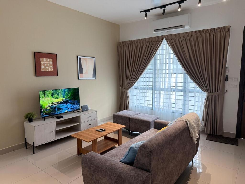 ein Wohnzimmer mit Sofa und Fernseher in der Unterkunft Kajang KL 10Pax Landed Home Karaoke Netflix Long Stay in Semenyih