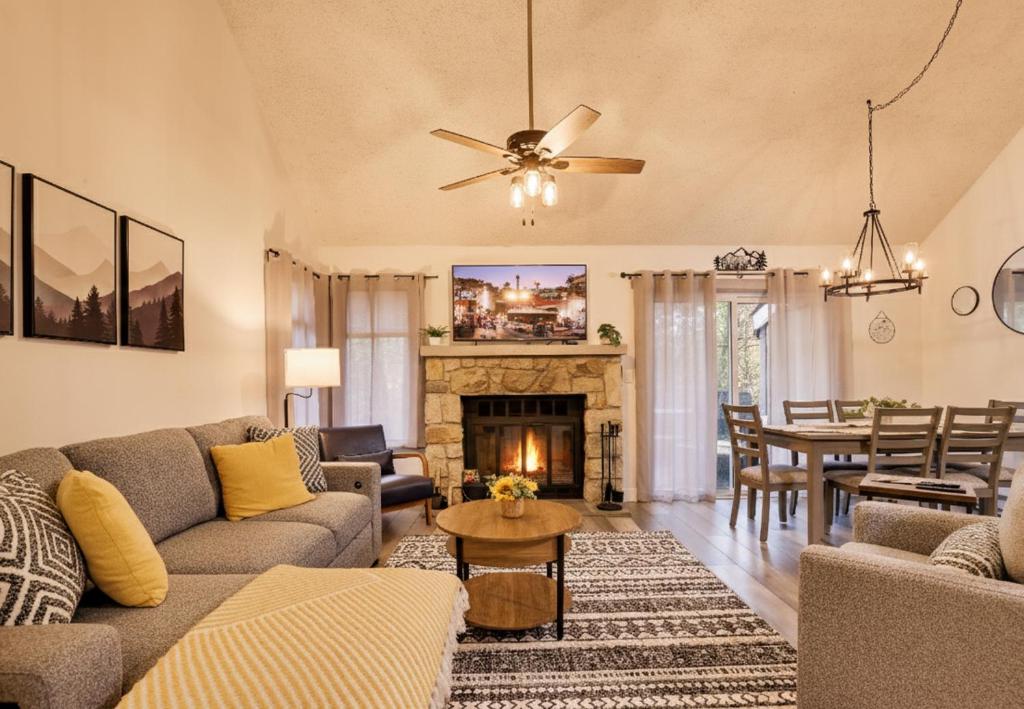 O zonă de relaxare la Cozy 2BR Townhouse with Mountain Views & BBQ
