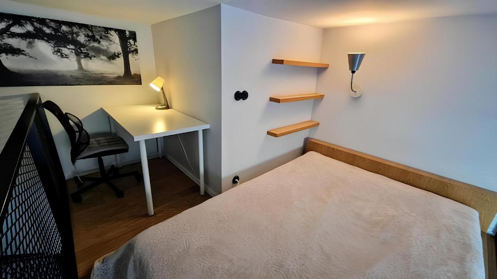 Giường trong phòng chung tại Cozy two-story Loft Apartments 6