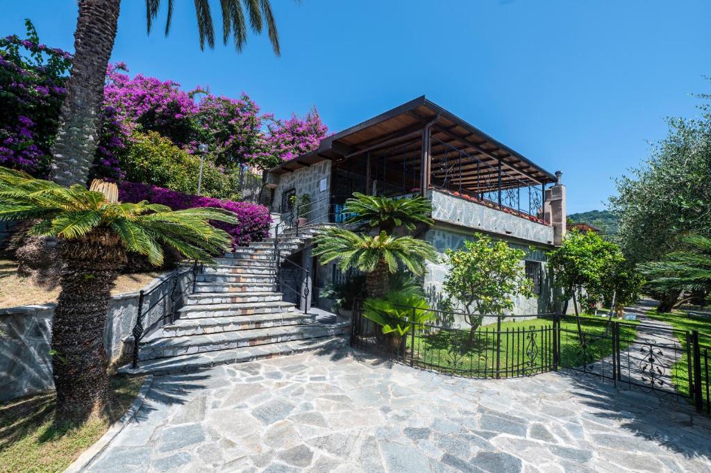 una casa con escaleras que conducen a un edificio en Villaré, oasi di relax nel verde della Riviera con piscina privata, en Lavagna