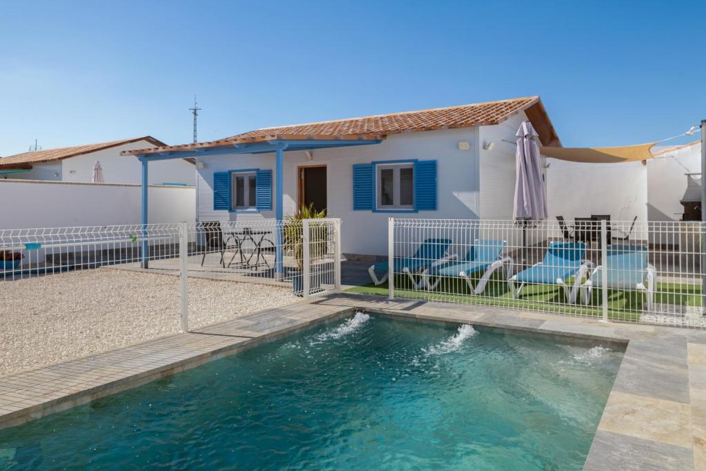 een villa met zwembad voor een huis bij Casa Azul in Conil de la Frontera
