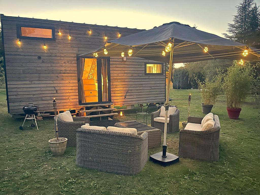 Vườn quanh Tiny House avec vue sur le rocher de Saignon, Luberon