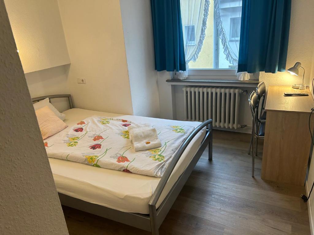 Ένα ή περισσότερα κρεβάτια σε δωμάτιο στο Hotel Haus Schwan Köln