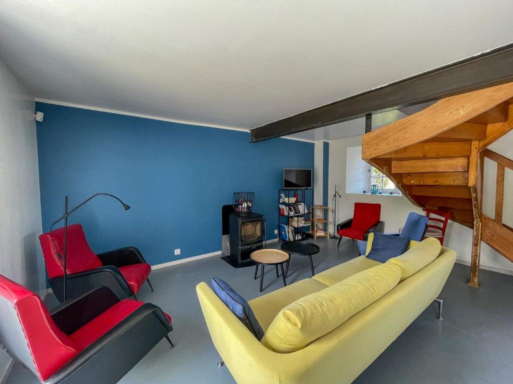 een woonkamer met een bank en stoelen bij Ti Yoco in Ploubazlanec