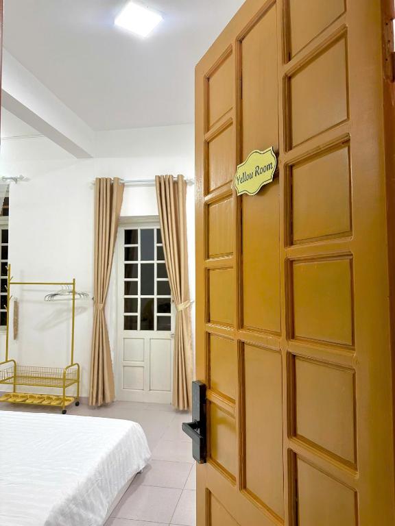 En eller flere senge i et værelse på Color Homestay