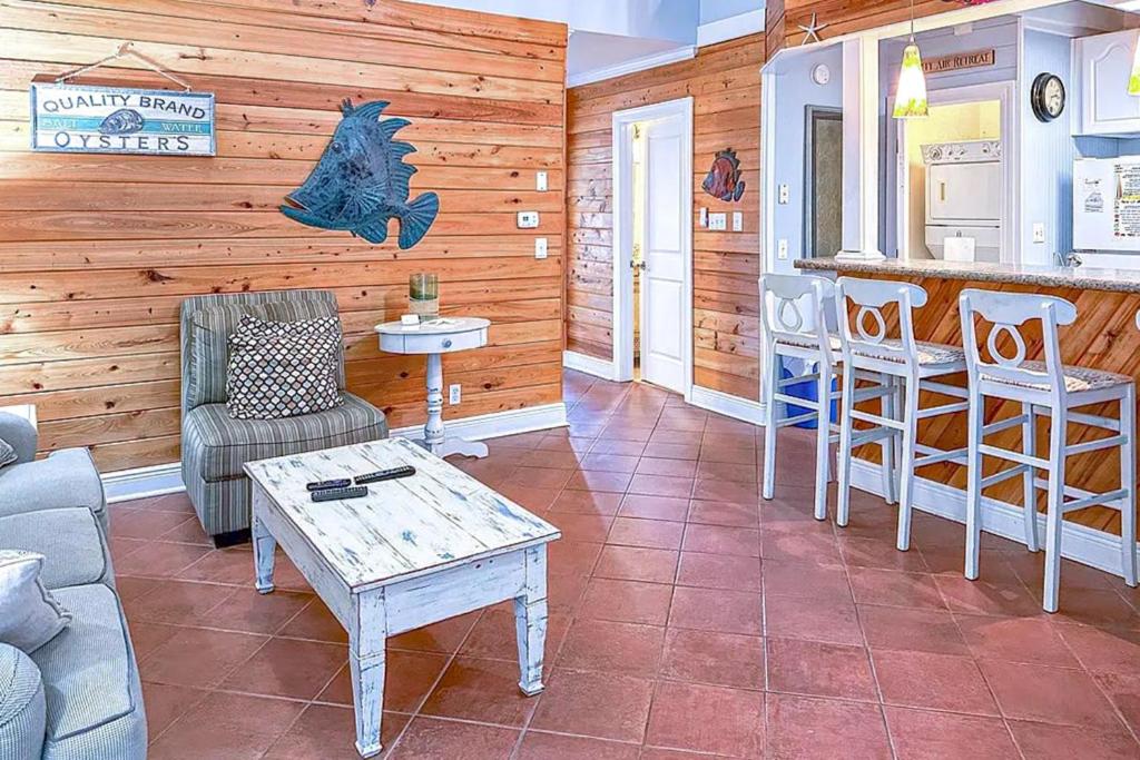 een woonkamer met een bank en een tafel bij Neptunes Palace B-2 in Saint George Island