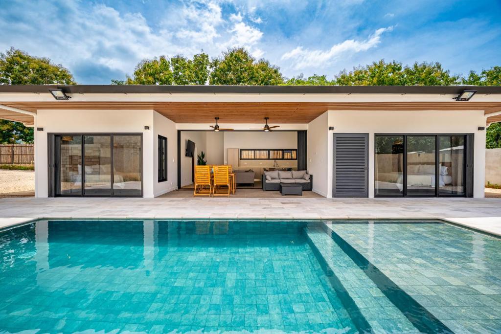 une piscine devant une maison dans l'établissement Casa Vale, à Cebadilla