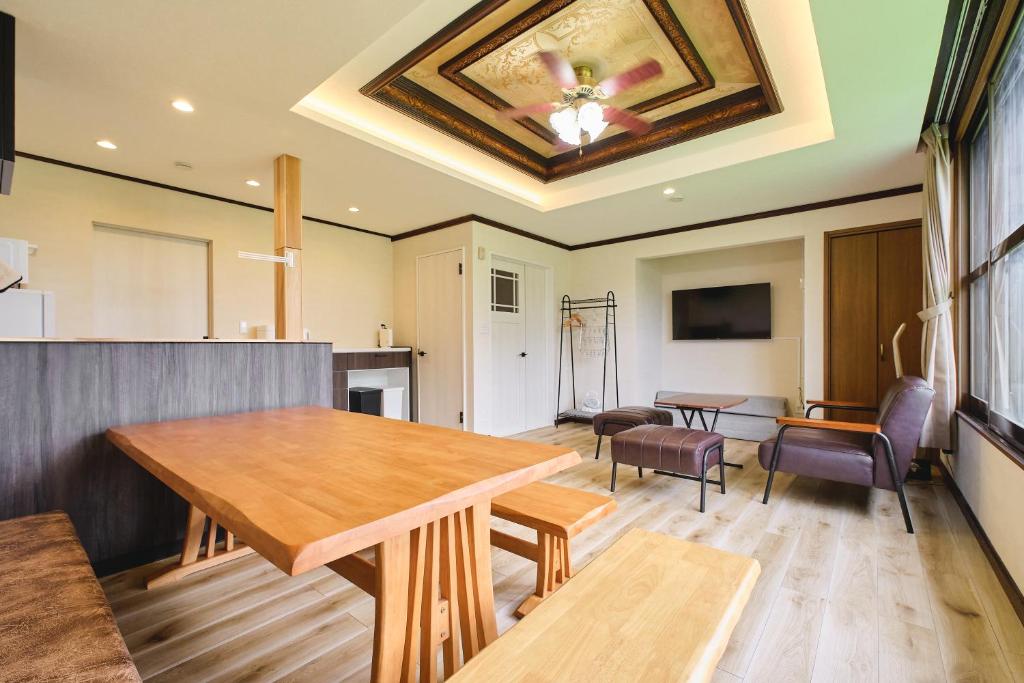 a dining room with a table and chairs at テントサウナがある家 余市町 in Kurokawamachi