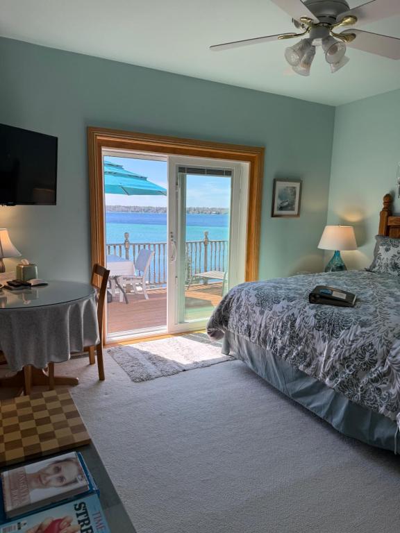 The Torch Lake Bed and Breakfast - Suite Met Kingsize Bed En Balkon