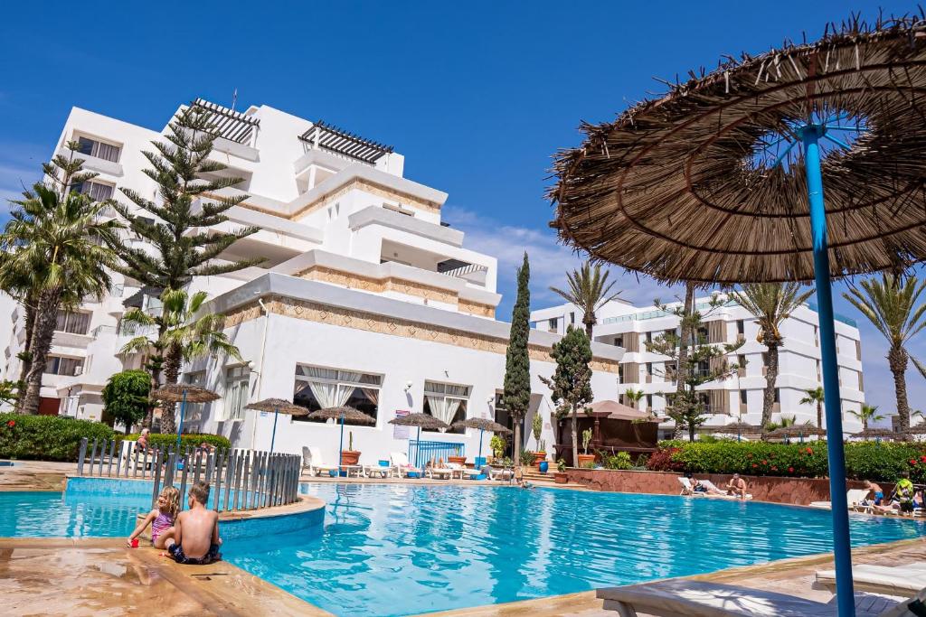 een zwembad voor een hotel bij Intouriste Hôtel & Suites in Agadir